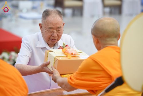 ภาพ No.166444:พิธีทอดกฐิน ณ ศูนย์ปฏิบัติธรรมสระบุรี ในโครงการกฐินสามัคคีทั่วไทย 30,000 วัด บูชาธรรม 80 ปี หลวงพ่อธัมมชโย โดยคณะศิษยานุศิษย์วัดพระธรรมกาย วันที่ 20 ตุลาคม พ.ศ. 2567