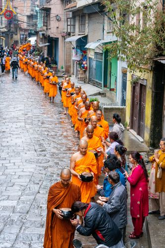 ภาพ No.317159:วันจันทร์ที่ 30 มีนาคม พ.ศ.2569 จาริกบิณฑบาตสยมภูนาทสู่พระราชวังหนุมานโดกา ประเทศเนปาล