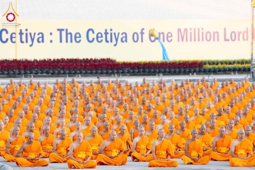 ภาพ No.285209:วันจันทร์ที่ 15 ธันวาคม พ.ศ.2568  บันทึกภาพหมู่ประวัติศาสตร์ โครงการบรรพชาอุปสมบทหมู่  รุ่นบูชาธรรมมหาปูชนียาจารย์ ประจำปี 2568 ณ ลานธรรมมหาธรรมกายเจดีย์ วัดพระธรรมกาย