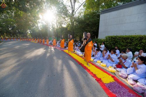 ภาพ No.287481:วันที่ 3 มกราคม พ.ศ. 2569 พิธีต้อนรับพระธรรมยาตรา ในโครงการธรรมยาตรา กตัญญูบูชา มหาปูชนียาจารย์ พระมงคลเทพมุนี(สด จนฺทสโร) พระผู้ปราบมาร อนุสรณ์สถาน 7 แห่ง ปีที่ 14 ณ อนุสรณ์สถานมหาวิหารพระมงคลเทพมุนี (โลตัสแลนด์) อ.สองพี่น้อง จ.สุพรรณบุรี