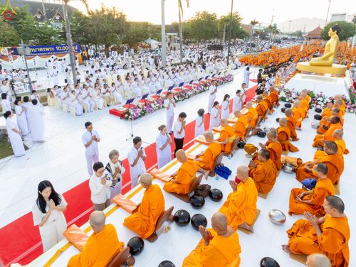 ภาพ No.282596:วันเสาร์ที่ 20 ธันวาคม พ.ศ.2568 พิธีตักบาตรพระ 10,000 รูป (ชุด 2) เนื่องในโอกาส 194 ปี จังหวัดกาญจนบุรี และอุทิศส่วนกุศลให้แด่บรรพชนทั้งหลาย บริเวณถนนสองแคว (Skywalk) เมืองกาญจนบุรี