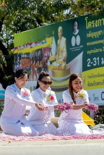 ภาพ No.304151:วันที่ 25 มกราคม พ.ศ. 2569 พิธีต้อนรับพระธรรมยาตรา  รร.สามัคคีราษฏร์บำรุง-วัดพระธรรมกาย ในโครงการธรรมยาตรา กตัญญูบูชา มหาปูชนียาจารย์ พระมงคลเทพมุนี(สด จนฺทสโร) พระผู้ปราบมาร อนุสรณ์สถาน 7 แห่ง ปีที่ 14