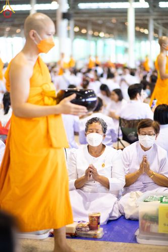 ภาพ No.78836:พิธีตักบาตร ข้าวสารอาหารแห้ง พิธีบูชาข้าวพระ ในวันอาทิตย์ต้นเดือนที่ 2 เมษายน พ.ศ. 2566