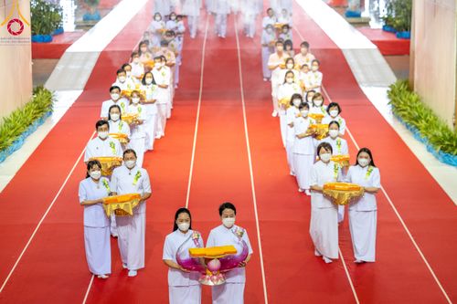 ภาพ No.86301:วันธรรมชัย ปีที่ 55 พิธีทอดผ้าป่ากฐินสมทบครั้งที่1, พิธีเจริญพุทธมนต์ ลูกนิมิตมหาสมบัติฯ พิธีจุดประทีป,พิธีฉลองชัยสวดมนต์บทธัมมจักกัปปวัตนสูตร วันอาทิตย์ที่ 27 สิงหาคม พ.ศ.2566 ณ สภาธรรมกายสากล / มหารัตนวิหารคด วัดพระธรรมกาย