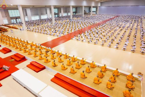 ภาพ No.84434:พิธีถวายผ้าอาบน้ำฝนและประทีปโคมไฟ ในวันอาสาฬหบูชา ณ ห้องแก้วสารพัดนึก 1 วัดพระธรรมกาย วันอังคารที่ 1 สิงหาคม พ.ศ. 2566