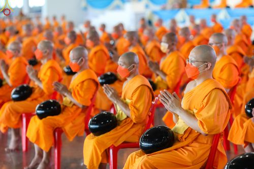 ภาพ No.82930:พิธีตักบาตร ณ บ้านแก้วเรือนทองคุณยายอาจารย์ฯ พิธีบูชาข้าวพระ ณ สภาธรรมกายสากล วัดพระธรรมกาย ในวันอาทิตย์ต้นเดือนที่ 2 ก.ค. พ.ศ.2566