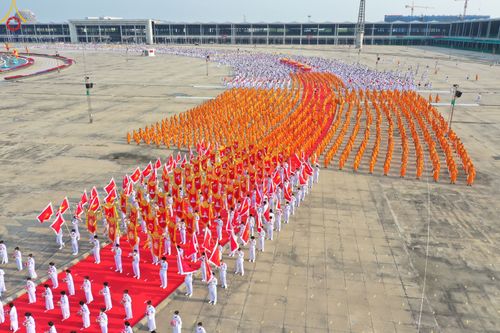 ภาพ No.79072:พิธีอัญเชิญองค์พระบรมพุทธเจ้า 24 องค์ เวียนประทักษิณรอบพระมหาธรรมกายเจดีย์ ณ วัดพระธรรมกาย  วันที่ 2 เมษายน พ.ศ. 2566