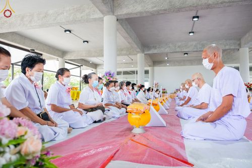 ภาพ No.65680:พิธีปลงผมและพิธีขอขมา มอบบาตรกับผ้าไตร ในโครงการอุปสมบทบูชาธรรม มหาปูชนียาจารย์ประจำปี 2565 ณ ศูนย์ปฎิบัติธรรมสมุทรปราการ(บางบ่อ)  วันอาทิตย์ที่ 20 พฤศจิกายน พ.ศ. 2565