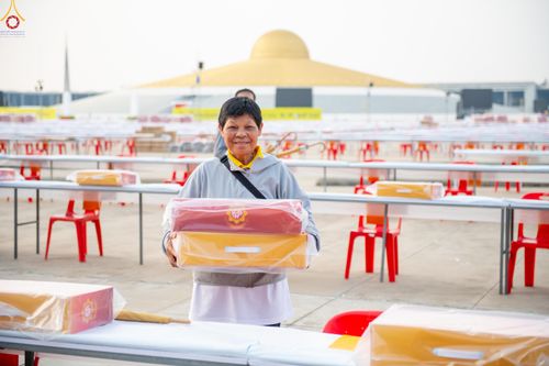 ภาพ No.322570:วันที่ 17 เมษายน พ.ศ.2569 การเรียงกล่องไทยธรรม เรียงน้ำดื่ม เรียงร่ม ณ ลานธรรมพระมหาธรรมกายเจดีย์ เพื่องานถวายมหาสังฆทาน 40,000 กว่าวัดทั่วประเทศ วันคุ้มครองโลก 22 เมษายน พ.ศ.2569 วัดพระธรรมกาย