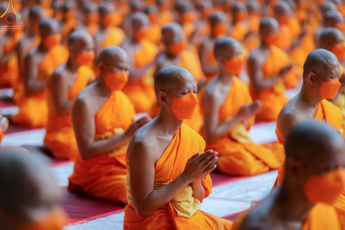 ภาพ No.69332:พิธีจุดประทีปถวายเป็นพุทธบูชา และบูชาธรรมมหาปูชนียาจารย์ ในโครงการธรรมยาตรากตัญญูบูชา มหาปูชนียาจารย์ พระมงคลเทพมุนี(สด จนฺทสโร) พระผู้ปราบมาร ปีที่ 11 ณ อนุสรณ์สถานมหาวิหารพระมงคลเทพมุนี อ.สองพี่น้อง จ.สุพรรณบุรี