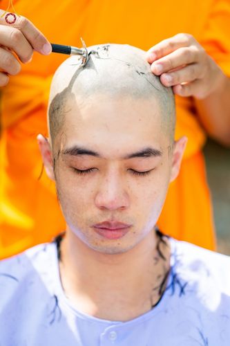 ภาพ No.65582:พิธีปลงผม และพิธีขอขมามอบผ้าไตร นาคธรรมทายาท ในโครงการอุปสมบทบูชาธรรม มหาปูชนียาจารย์ประจำปี 2565 ณ ศูนย์ปฏิบัติธรรมภาคใต้ บางกล่ำ จ.สงขลา วันที่ 19 พฤศจิกายน พ.ศ. 2565