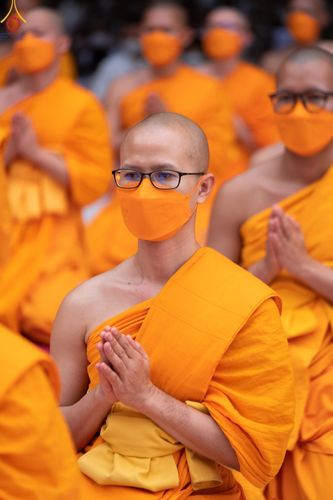 ภาพ No.69448:พิธีจุดประทีปถวายเป็นพุทธบูชา และบูชาธรรมมหาปูชนียาจารย์ ในโครงการธรรมยาตรากตัญญูบูชา มหาปูชนียาจารย์ พระมงคลเทพมุนี(สด จนฺทสโร) พระผู้ปราบมาร ปีที่ 11 ณ อนุสรณ์สถานมหาวิหารพระมงคลเทพมุนี อ.สองพี่น้อง จ.สุพรรณบุรี