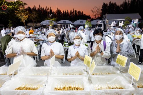 ภาพ No.71441:พิธีถวายภัตตาหารเป็นสังฆทาน แด่คณะพระธรรมยาตราฯ ในโครงการธรรมยาตรากตัญญูบูชา มหาปูชนียาจารย์ พระมงคลเทพมุนี(สด จนฺทสโร) พระผู้ปราบมาร อนุสรณ์สถาน 7 แห่ง ปีที่ 11 วันที่ 16 มกราคม พ.ศ. 2566