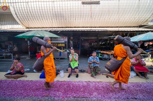 ภาพ No.105656:พิธีต้อนรับพระธรรมยาตรา ในโครงการธรรมยาตรากตัญญูบูชา มหาปูชนียาจารย์ พระมงคลเทพมุนี(สด จนฺทสโร) พระผู้ปราบมาร อนุสรณ์สถาน 7 แห่ง ปีที่ 12 วันที่ 3 มกราคม พ.ศ. 2567 ณ อนุสรณ์สถานโลตัสแลนด์ จ.สุพรรณบุรี