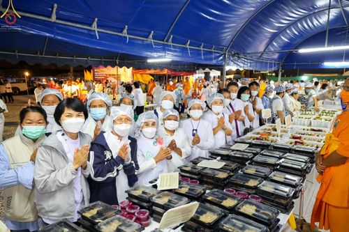 ภาพ No.74608:พิธีถวายภัตตาหารเป็นสังฆทาน แด่คณะพระธรรมยาตราฯ ในโครงการธรรมยาตรากตัญญูบูชา มหาปูชนียาจารย์ พระมงคลเทพมุนี(สด จนฺทสโร) พระผู้ปราบมาร อนุสรณ์สถาน 7 แห่ง ปีที่ 11 วันที่ 28 มกราคม พ.ศ. 2566