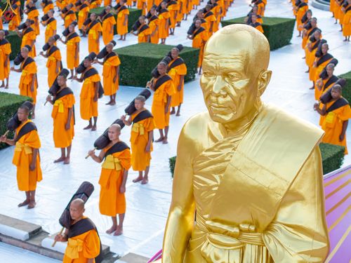 ภาพ No.281645:วันที่ 24 ธันวาคม พ.ศ.2568 พระธรรมยาตรา ปฏิบัติธรรม และถ่ายภาพหมู่ประวัติศาสตร์ ณ ลานหน้ามหาวิหารพระมงคลเทพมุนีฯ วัดพระธรรมกาย