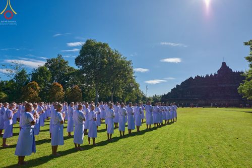 ภาพ No.68202:พิธีเวียนประทักษิณ และวันทาพระมหาเจดีย์บรมพุทโธ ของนาคธรรมทายาท ประเทศอินโดนีเซีย วันที่ 17 ธันวาคม พ.ศ. 2565