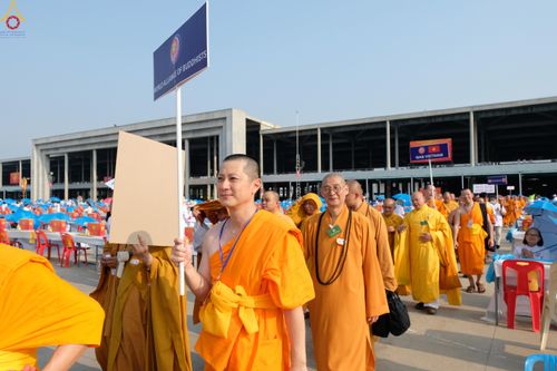 ภาพ No.324438:วันที่ 22 เมษายน พ.ศ.2569 (วันคุ้มครองโลก) งานถวายมหาสังฆทาน 40,000 กว่าวัดทั่วประเทศ บรรยากาศพระสังฆาธิการและสาธุชน  เดินทางเข้าลานธรรม วัดพระธรรมกาย