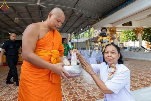 ภาพ No.137645:พิธีตักบาตร พิธีถวายสังฆทานแด่คณะสงฆ์ 323 วัด พิธีทำบุญอุทิศส่วนกุศลแด่ผู้วายชนม์ ในเหตุการณ์ความไม่สงบ 4 จังหวัดชายแดนภาคใต้ ปีที่ 20 ครั้งที่ 169 และพิธีมอบกองทุนหนุนแรงใจช่วยครูใต้ ปีที่ 17 ครั้งที่ 134 วันที่ 25 พฤษภาคม พ.ศ.2567 อ.ตากใบ จ.นราธิวาส