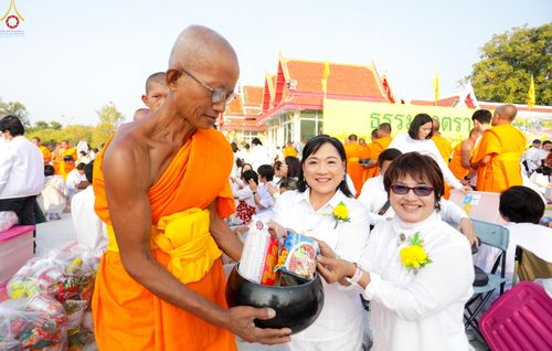 ภาพ No.294516:วันที่ 14 มกราคม พ.ศ. 2569 พิธีตักบาตรพระธรรมยาตรา ณ วัดสองพี่น้อง ต.ต้นตาล อ.สองพี่น้อง จ.สุพรรณบุรี ในโครงการธรรมยาตรา กตัญญูบูชา มหาปูชนียาจารย์ พระมงคลเทพมุนี(สด จนฺทสโร) พระผู้ปราบมาร อนุสรณ์สถาน 7 แห่ง ปีที่ 14