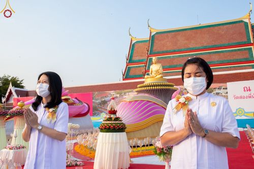 ภาพ No.71873:พิธีจุดประทีปถวายเป็นพุทธบูชา และบูชาธรรมมหาปูชนียาจารย์ ในโครงการธรรมยาตรากตัญญูบูชา มหาปูชนียาจารย์ พระมงคลเทพมุนี(สด จนฺทสโร) พระผู้ปราบมาร ปีที่ 11 ณ อนุสรณ์สถานลำดับที่ 3 สถานที่เกิดใหม่ในเพศสมณะ วัดสองพี่น้อง อ.สองพี่น้อง จ.สุพรรณบุรี วันที่ 17 มกร