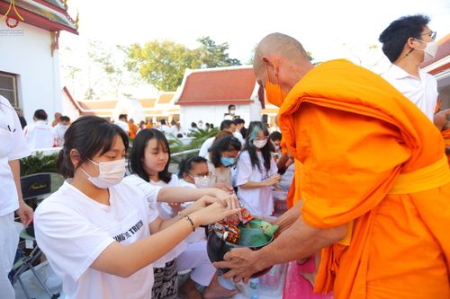 ภาพ No.73670:พิธีตักบาตรพระธรรมยาตราฯ ในโครงการธรรมยาตรากตัญญูบูชา มหาปูชนียาจารย์ พระมงคลเทพมุนี(สด จนฺทสโร) พระผู้ปราบมาร ปีที่ 11 ณ อนุสรณ์สถานลำดับที่ 4 สถานที่เกิดด้วยกายธรรม วัดโบสถ์ (บน) บางคูเวียง อ.บางกรวย จ.นนทบุรี วันที่ 22 มกราคม พ.ศ. 2566