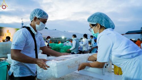 ภาพ No.69919:พิธีถวายภัตตาหารเป็นสังฆทาน แด่คณะพระธรรมยาตราฯ ในโครงการธรรมยาตราฯ ปีที่ 11 ณ อนุสรณ์สถานมหาวิหารพระมงคลเทพมุนี อ.สองพี่น้อง จ.สุพรรณบุรี วันที่ 9 มกราคม พ.ศ. 2566