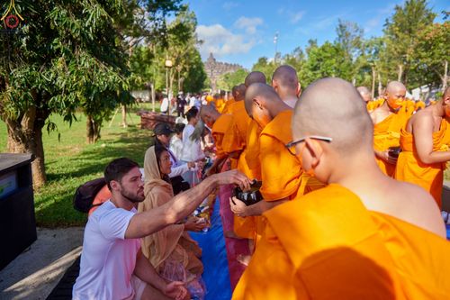 ภาพ No.68374:พิธีตักบาตร ณ พระมหาเจดีย์บรมพุทโธ ประเทศอินโดนีเซีย วันที่ 18 ธันวาคม พ.ศ. 2565