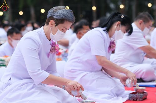 ภาพ No.69589:พิธีตักบาตรพระธรรมยาตราฯ ในโครงการธรรมยาตรากตัญญูบูชา มหาปูชนียาจารย์ พระมงคลเทพมุนี(สด จนฺทสโร) พระผู้ปราบมาร ปีที่ 11 ณ อนุสรณ์สถานลำดับที่ 1 สถานที่เกิดด้วยรูปกายเนื้อ อนุสรณ์สถานมหาวิหารพระมงคลเทพมุนี อ.สองพี่น้อง จ.สุพรรณบุรี