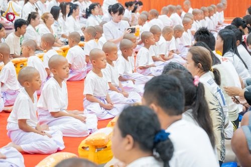 ภาพ No.318667:วันที่ 29 มีนาคม พ.ศ. 2569 พิธีเวียนประทักษิณ มอบผ้าไตร บรรพชาสามเณร  ณ ศูนย์อบรมเยาวชนกาญบุรี