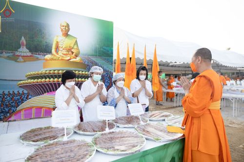 ภาพ No.71163:พิธีถวายภัตตาหารเป็นสังฆทาน แด่คณะพระธรรมยาตราฯ ในโครงการธรรมยาตราฯ ปีที่ 11 ณ อนุสรณ์สถานคลองบางนางแท่น อ.สามพราน จ.นครปฐม วันที่ 14 มกราคม พ.ศ. 2566