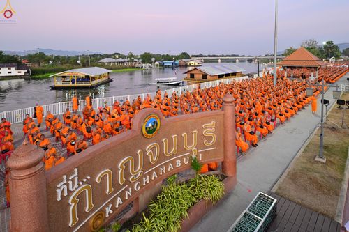 ภาพ No.284154:วันเสาร์ที่ 20 ธันวาคม พ.ศ.2568  พิธีตักบาตรพระ 10,000 รูป เนื่องในโอกาส 194 ปี จังหวัดกาญจนบุรี และอุทิศส่วนกุศลให้แด่บรรพชนทั้งหลาย บริเวณถนนสองแคว (Skywalk) เมืองกาญจนบุรี