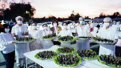 ภาพ No.73058:พิธีถวายภัตตาหารเป็นสังฆทาน แด่คณะพระธรรมยาตราฯ ในโครงการธรรมยาตรากตัญญูบูชา มหาปูชนียาจารย์ พระมงคลเทพมุนี(สด จนฺทสโร) พระผู้ปราบมาร อนุสรณ์สถาน 7 แห่ง ปีที่ 11 วันที่ 21 มกราคม พ.ศ. 2566