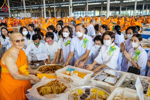 ภาพ No.105416:พิธีถวายภัตตาหารเป็นสังฆทาน แด่คณะพระธรรมยาตราฯ ในโครงการธรรมยาตรากตัญญูบูชา มหาปูชนียาจารย์ พระมงคลเทพมุนี(สด จนฺทสโร) พระผู้ปราบมาร อนุสรณ์สถาน 7 แห่ง ปีที่ 12 วันที่ 2 มกราคม พ.ศ. 2567 ณ สภาธรรมกายสากล วัดพระธรรมกาย