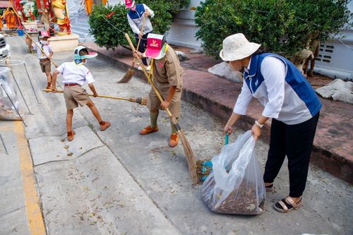 ภาพ No.72753:พระธรรมยาตรา ปฏิบัติศาสนกิจทำนุบำรุงศาสนสถาน, สวดธรรมจักร ,ปฏิบัติธรรม ร่วมกับชุมชน,นักเรียนเด็กดีวีสตาร์ ในโครงการธรรมยาตรากตัญญูบูชา มหาปูชนียาจารย์ พระมงคลเทพมุนี(สด จนฺทสโร) พระผู้ปราบมาร อนุสรณ์สถาน 7 แห่ง ปีที่ 11 ณ วัดโบสถ์(บน) อ.บางกรวย จ.นนทบุรี