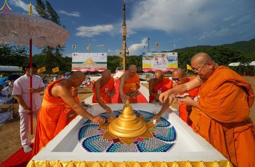 ภาพ No.331676:วันพุธที่ ๓ มิถุนายน พ.ศ.๒๕๖๙ พิธีทอดผ้าป่า ปฏิบัติธรรมกลั่นแผ่นดิน พิธีโปรยรัตนชาติ  และ พิธีตอกเสาเข็ม มงคลต้นแรก สถาปนา "องค์พระเจดีย์เพื่อสร้างสันติภาพโลก"  องค์แรก ครั้งแรกของลำปาง ประตูสู่ภาคเหนือ  ณ ศูนย์ปฏิบัติธรรมเถินเทิดธรรม อ.เถิน จ.ลำปาง