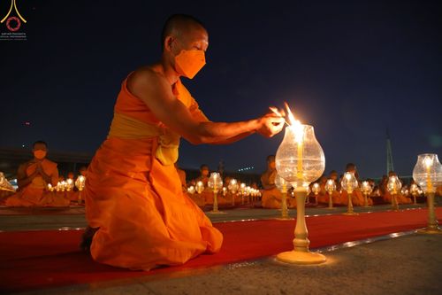 ภาพ No.75269:พิธีจุดประทีปถวายเป็นพุทธบูชา และบูชาธรรมมหาปูชนียาจารย์ ในโครงการธรรมยาตรากตัญญูบูชา มหาปูชนียาจารย์ พระมงคลเทพมุนี(สด จนฺทสโร) พระผู้ปราบมาร ปีที่ 11 ณ อนุสรณ์สถานลำดับที่ 7 สถานที่ขยายวิชชาธรรมกาย วัดพระธรรมกาย จ.ปทุมธานี วันที่ 31 มกราคม พ.ศ. 2566