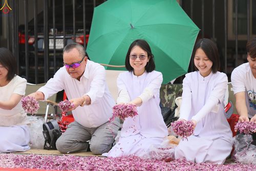 ภาพ No.295002:วันที่ 14 มกราคม พ.ศ. 2569 พิธีต้อนรับพระธรรมยาตรา อนุสรณ์สถานลำดับที่ 4  สถานที่เกิดด้วยกายธรรม ณ วัดโบสถ์บน ต.บางคูเวียง จ.นนทบุรี ในโครงการธรรมยาตรา กตัญญูบูชา มหาปูชนียาจารย์ พระมงคลเทพมุนี(สด จนฺทสโร) พระผู้ปราบมาร อนุสรณ์สถาน 7 แห่ง ปีที่ 14