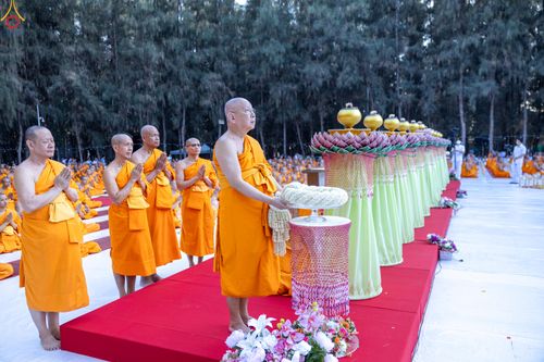 ภาพ No.290042:วันที่ 6 มกราคม พ.ศ. 2569 พิธีจุดประทีปถวายเป็นพุทธบูชา และบูชาธรรมมหาปูชนียาจารย์ (ภาพชุดที่ 2) ณ อนุสรณ์สถานมหาวิหารพระมงคลเทพมุนี (โลตัสแลนด์) อ.สองพี่น้อง จ.สุพรรณบุรี ในโครงการธรรมยาตรา กตัญญูบูชา มหาปูชนียาจารย์ พระมงคลเทพมุนี(สด จนฺทสโร) พระผู้ปรา