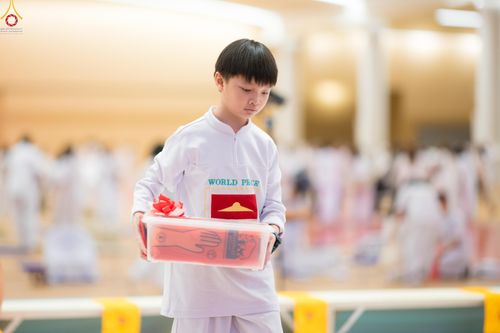 ภาพ No.280613:วันที่ 28 ธันวาคม พ.ศ.2568 พิธีถวายอุปกรณ์ทำความสะอาด ณ ห้องแก้วสารพัดนึก วัดพระธรรมกาย