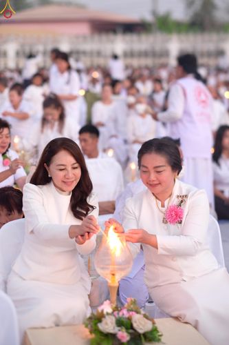 ภาพ No.294055:วันที่ 13 มกราคม พ.ศ. 2569 พิธีจุดประทีปถวายเป็นพุทธบูชา และบูชาธรรมมหาปูชนียาจารย์  (ภาพชุดที่ 2) ณ วัดสองพี่น้อง ต.ต้นตาล อ.สองพี่น้อง จ.สุพรรณบุรี ในโครงการธรรมยาตรา กตัญญูบูชา มหาปูชนียาจารย์ พระมงคลเทพมุนี(สด จนฺทสโร) พระผู้ปราบมาร อนุสรณ์สถาน 7 แห่