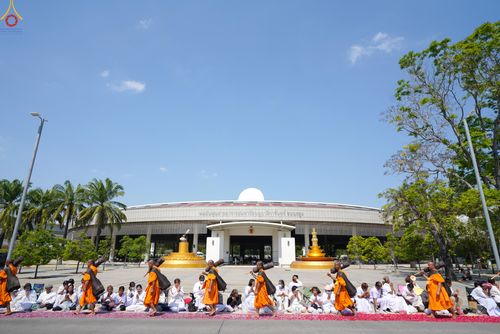 ภาพ No.304816:วันที่ 25 มกราคม พ.ศ. 2569 พิธีต้อนรับพระธรรมยาตรา (ภาพชุดที่ 2) รร.สามัคคีราษฏร์บำรุง-วัดพระธรรมกาย ในโครงการธรรมยาตรา กตัญญูบูชา มหาปูชนียาจารย์ พระมงคลเทพมุนี(สด จนฺทสโร) พระผู้ปราบมาร อนุสรณ์สถาน 7 แห่ง ปีที่ 14