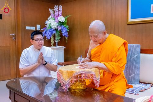 ภาพ No.62462:คณะศิษยานุศิษย์รวมใจสถาปนาและสมโภช ธรรมจักร เพื่ออัญเชิญประดิษฐาน ณ ยอดอุโบสถ 80 ปี หลวงพ่อธัมมชโย วัดพระธรรมกายนิวเจอร์ซี ประเทศสหรัฐอเมริกา  วันอาทิตย์ที่ 7 เมษายน พ.ศ. 2567