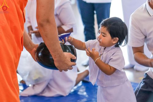 ภาพ No.151083:พิธีตักบาตร ในวันอาทิตย์ต้นเดือน วันที่ 1 กันยายน พ.ศ. 2567 ณ สภาธรรมกายสากล วัดพระธรรมกาย