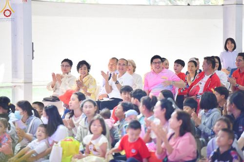 ภาพ No.193949:วัดพระธรรมกาย จัดงานวันเด็กแห่งชาติ ประจำปี พ.ศ.2568 ออกร้านอาหาร 200 ร้าน มอบของขวัญหลายหมื่นชิ้น วันที่ 12 มกราคม พ.ศ. 2568 วัดพระธรรมกาย อ.คลองหลวง จ.ปทุมธานี