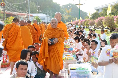 ภาพ No.235236:วันอาทิตย์ที่ 27 กรกฎาคม พ.ศ. 2568 พิธีตักบาตรพระ1,000 รูป ทำบุญเมืองพัทลุง ประธานสงฆ์ พระปริยัติวชิโรดม  เจ้าคณะจังหวัดพัทลุง ประธานฆราวาส นายรัฐศาสตร์ ชิดชู  ผู้ว่าราชการจังหวัดพัทลุง