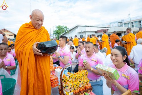 ภาพ No.150885:พิธีเจริญพระพุทธมนต์ และทำบุญตักบาตรแด่คณะสงฆ์ จำนวน 121 รูป เนื่องในโอกาสฉลองครบรอบ 120 ปี อำเภอคลองหลวง จังหวัดปทุมธานี เพื่อถวายเป็นพุทธบูชา ช่วยเหลือผู้ประสบความเดือดร้อนจากอุทกภัย และคณะสงฆ์ 323 วัด 4 จังหวัดชายแดนภาคใต้ วันเสาร์ที่ 31 สิงหาคม พ.ศ. 