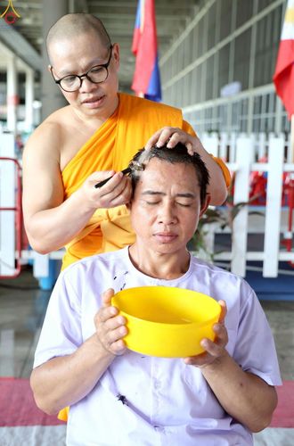 ภาพ No.230862:วันที่ 28 มิถุนายน พ.ศ. 2568 พิธีตัดปอยผมและปลงผม โครงการบวชพระนานาชาติ AEC & WAB รุ่นที่ 9 ณ วิหารคด 2 วัดพระธรรมกาย
