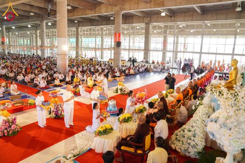 ภาพ No.143760:พิธีถวายผ้าไตร, สวดธรรมจักร, ปฏิบัติธรรม และฟังแสดงพระธรรมเทศนา ภาษาเมียนมา โดยมีสาธุชนชาวเมียนมากว่า 4,000 คน เข้าร่วมพิธี ณ มหารัตนวิหารคด วัดพระธรรมกาย วันอาทิตย์ที่ 7 กรกฎาคม พ.ศ. 2567