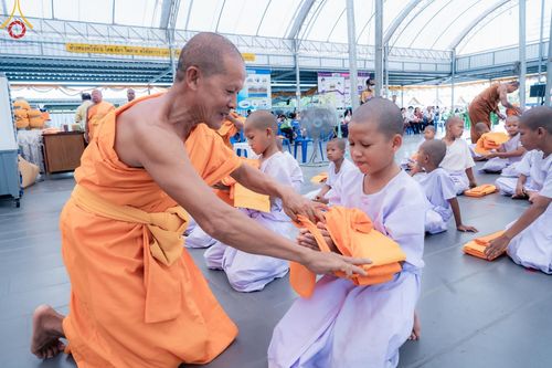 ภาพ No.133527:พิธีขอขมารับผ้าไตร, พิธีบรรพชาสามเณร, สามเณรออกบิณฑบาต ในโครงการบรรพชาสามเณร ฟื้นฟูพระพุทธศาสนาทั่วไทย  ณ ศูนย์ปฏิบัติธรรม และอบรมเยาวชนเมืองยะลา วันที่ 3 เมษายน พ.ศ. 2567